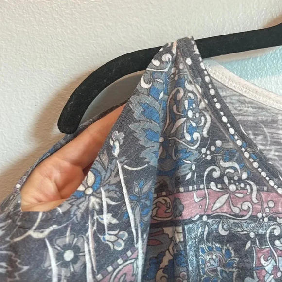 Forever 21 small printed cold shoulder elastic waist top - Picture 4 of 6